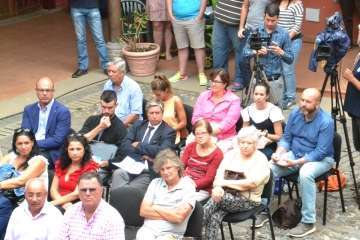 El acto tuvo lugar en el patio de la Casa Condal (Foto TA)