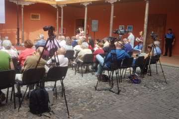 El acto tuvo lugar en el patio de la Casa Condal (Foto TA)