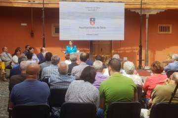 El acto tuvo lugar en el patio de la Casa Condal (Foto TA)