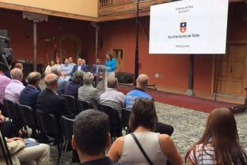 El acto tuvo lugar en el patio de la Casa Condal (Foto TA)