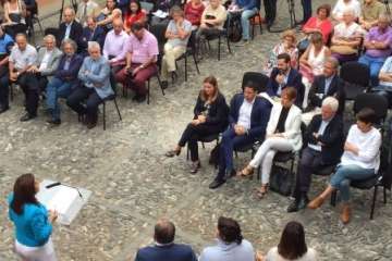 El acto tuvo lugar en el patio de la Casa Condal (Foto TA)