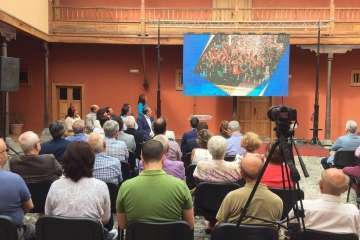 El acto tuvo lugar en el patio de la Casa Condal (Foto TA)