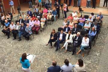 El acto tuvo lugar en el patio de la Casa Condal (Foto TA)