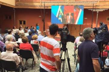 El acto tuvo lugar en el patio de la Casa Condal (Foto TA)