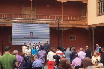 El acto tuvo lugar en el patio de la Casa Condal (Foto TA)