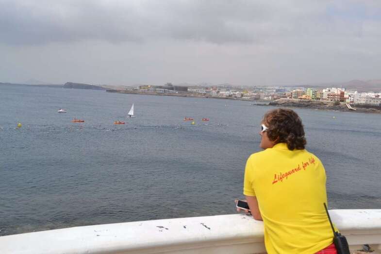 Imagen de archivo de un socorrista de Pro-activa vigilando el litoral de Salinetas y Melenara (Foto TA)