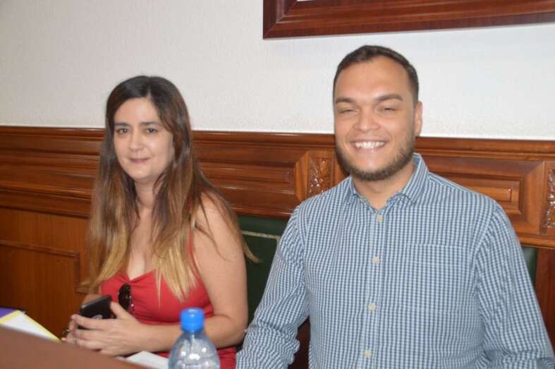 Esther González y Guillermo Eugenio, concejales afines a Podemos (Foto TA)
