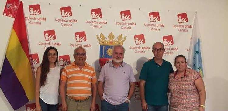 Representantes de IUC con personal de estos negocios (Foto TA)