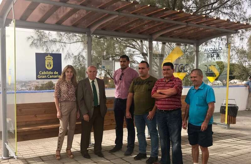 Los vecinos, este jueves junto al consejero y los concejales teldenses (Foto TA)