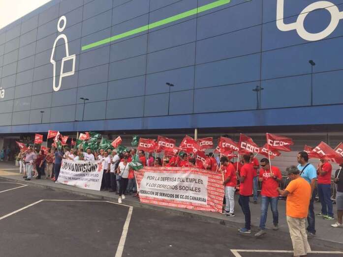 Imagen de la protesta de este viernes de los afectados por la medida de AENA (Foto TA)