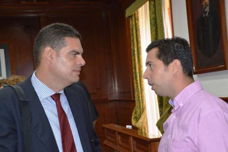 Diego Ojeda (i) y Alejandro Ramos (d), conversando en una imagen de archivo (Foto TA)