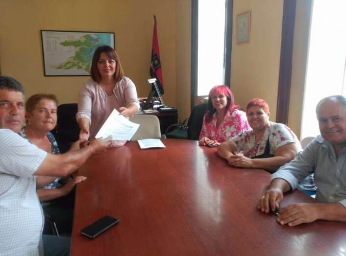 Momento de la entrega de llaves a la AV San Ignacio de Loyola (Foto TA)