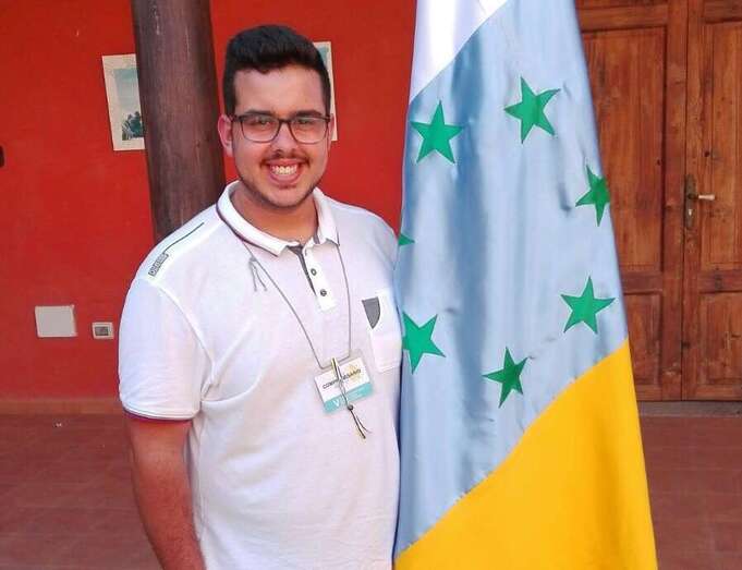 El joven Roberto Carlos Almeida, posando junto a una bandera nacionalista en la Casa Condal (Foto TA)