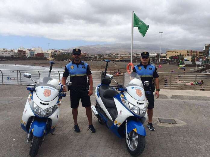 Archivo. Agentes de la Unidad de Playas de la Policía Local, en el muelle de Melenara (Foto TA)