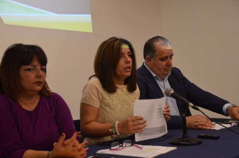 La alcaldesa de Telde, Carmen Hernández, flanqueada por Juan Martel y Gloria Cabrera (Foto TA)