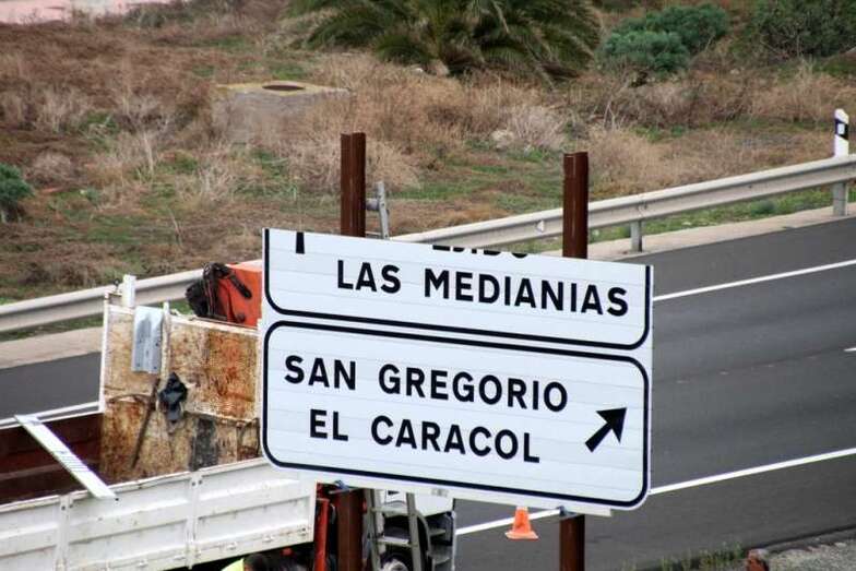 Trabajos de reposición de señales verticales en la circunvalación al casco urbano (Foto TA)