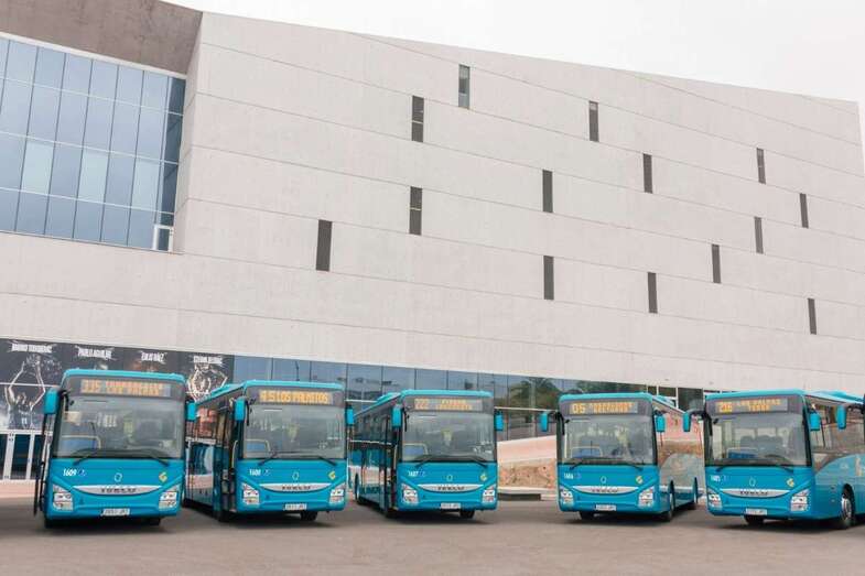 Imagen de archivo varias guaguas de Global (Foto TA)