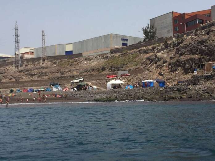 Casetas en la playa de Silva, en una imagen captada desde el mar (Foto TA)