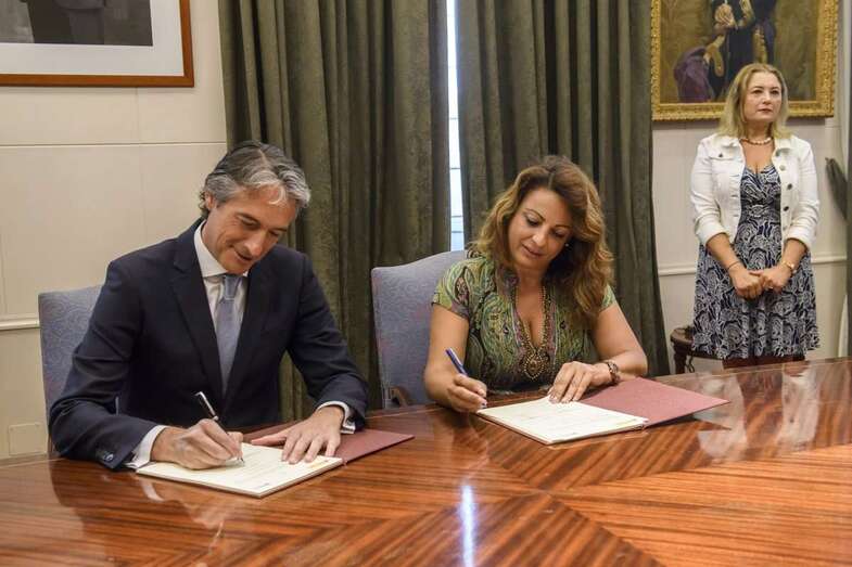 Momento de la firma de la prórroga del Plan Estatal de Vivienda (Foto TA)