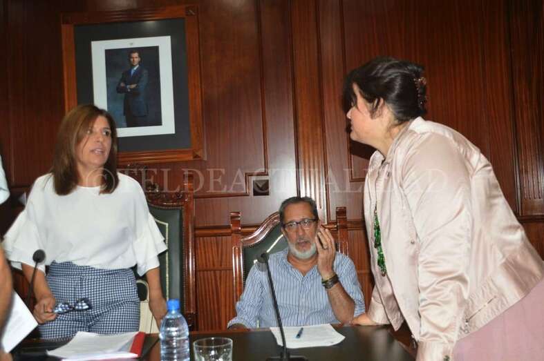 La alcaldesa Carmen Hernández y la concejala Celeste López conversan en presencia del interventor accidental (Foto TA)