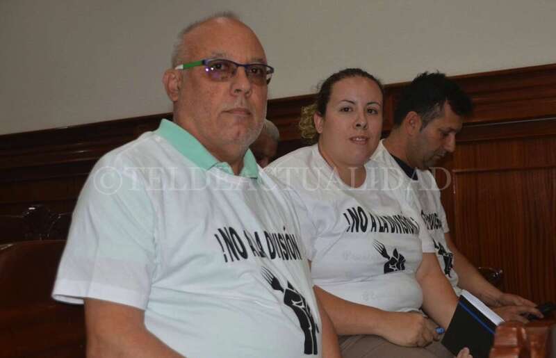 Una representación de los trabajadores asistió este viernes al Pleno (Foto TA)