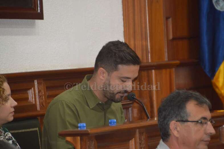 Juan Antonio Peña, en el momento de defender la moción sobre la Escuela Unitaria de Cazadores (Foto TA)