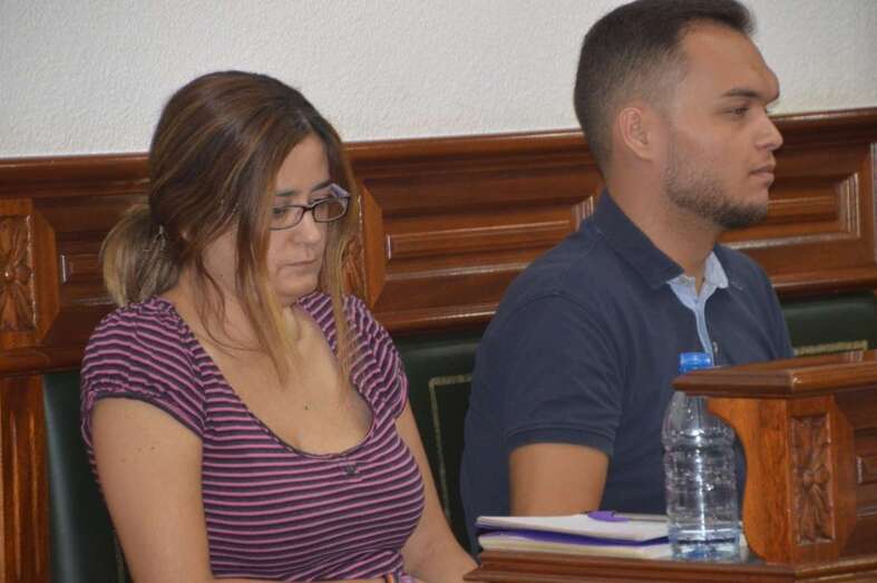 Esther González y Guillermo Eugenio, concejales afines a Podemos (Foto TA)