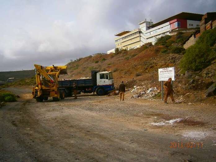 Reitrada de escombros de una zona de Telde (Foto TA)