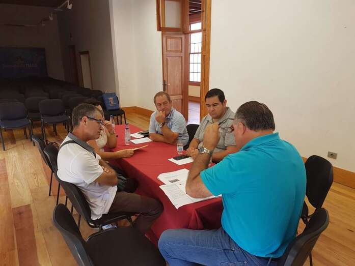 Reunión de representantes vecinales de la costa con el concejal Juan Martel, responsable de Transportes (Foto TA)