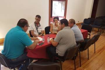 Reunión días atrás del concejal Juan Martel con colectivos vecinales de la costa para tratar la nueva línea de Global (Foto TA)