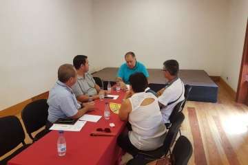 Reunión días atrás del concejal Juan Martel con colectivos vecinales de la costa para tratar la nueva línea de Global (Foto TA)