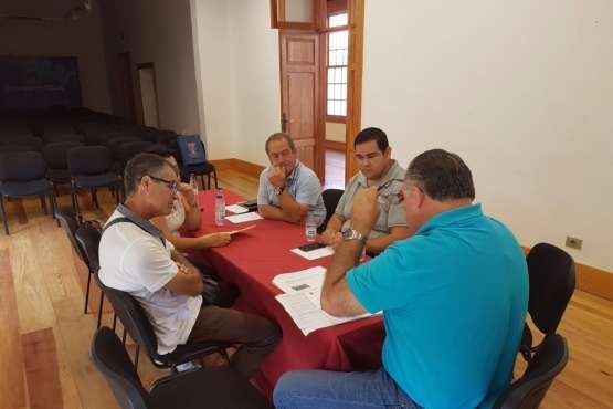 Reunión días atrás del concejal Juan Martel con colectivos vecinales de la costa para tratar la nueva línea de Global (Foto TA)