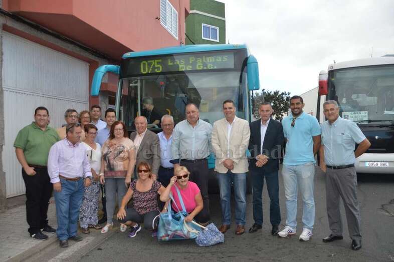 Autoridades y vecinos delante de la guagua que hizo el primer recorrido este martes (Foto TA)