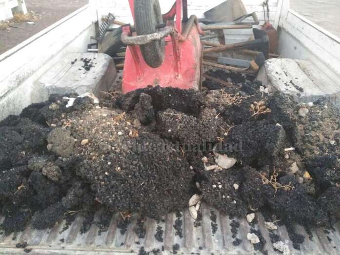 Los restos de alquitrán en el camión municipal que lo retiró esta mañana (Foto TA)