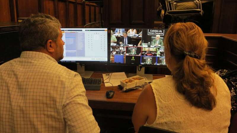 Personal de Sonimac haciendo el seguimiento del Pleno del pasado 28 de julio (Foto TA)