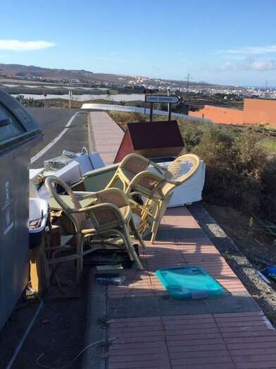 Basura acumulada en la acera (Foto TA)