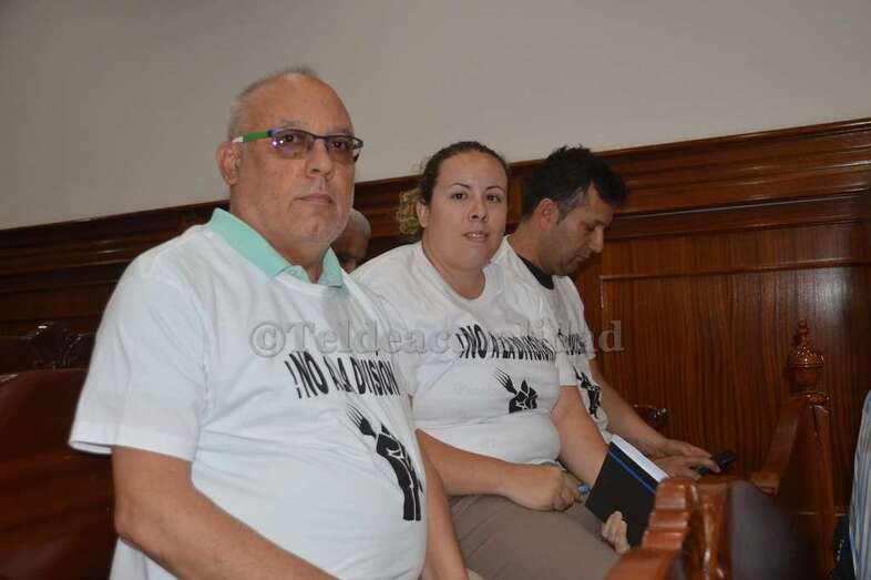 Trabajadores afectados por las medidas de Aena, en el Pleno de Telde del pasado viernes (Foto TA)