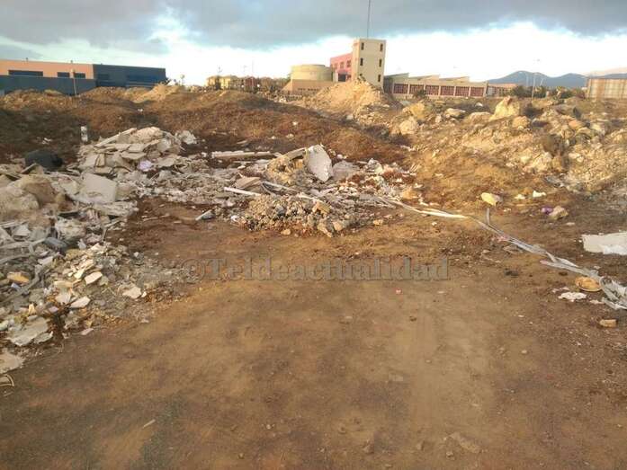 El terreno, ya limpio, en el que el operario municipal dejó el asfalto sobrante (Foto TA)