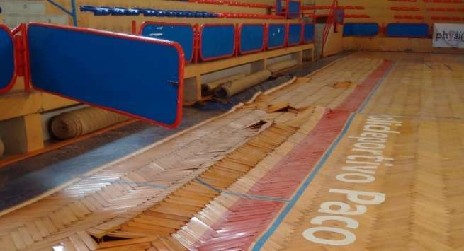 Imagen de los destrozos ocasionados por el agua en el pabellón del polideportivo Paco Artiles (Foto TA)