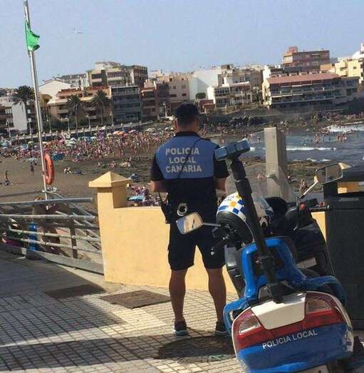 Archivo. Imagen de un agente policial en la playa de Salinetas (Foto TA)