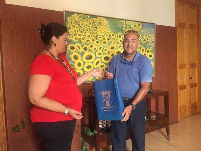 La alcaldesa accidental entrega un detalle a un taxista para el turista accidentado (Foto TA)