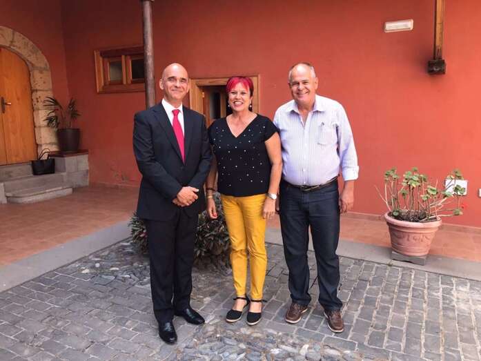 Antonio Llorens, Saro Sosa y el asesor municipal Juan Monzón, hoy en la Casa Condal de Telde (Foto TA)