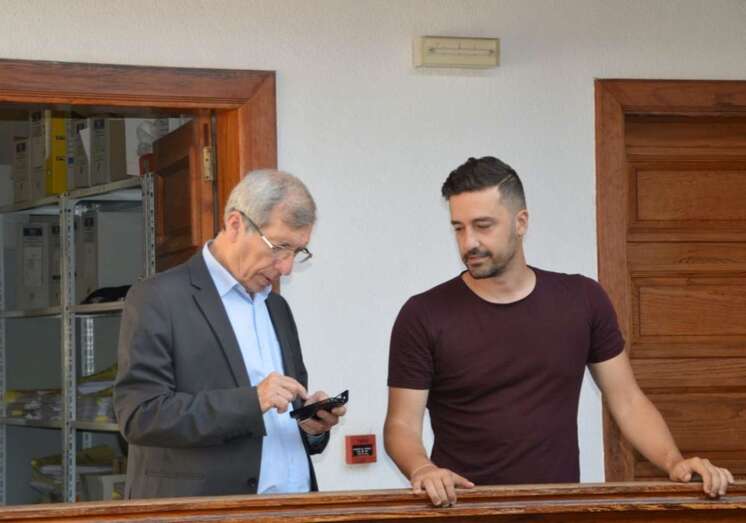 Juan Antonio Peña (d), concejal y portavoz de UxGC, junto al líder de esta formación, Guillermo Reyes (Foto TA)