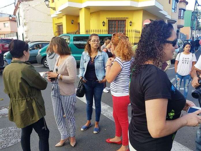 Archivo. Grupos de padres y madres de alumnos  a las puertas del colegio en el pasado curso (Foto TA)