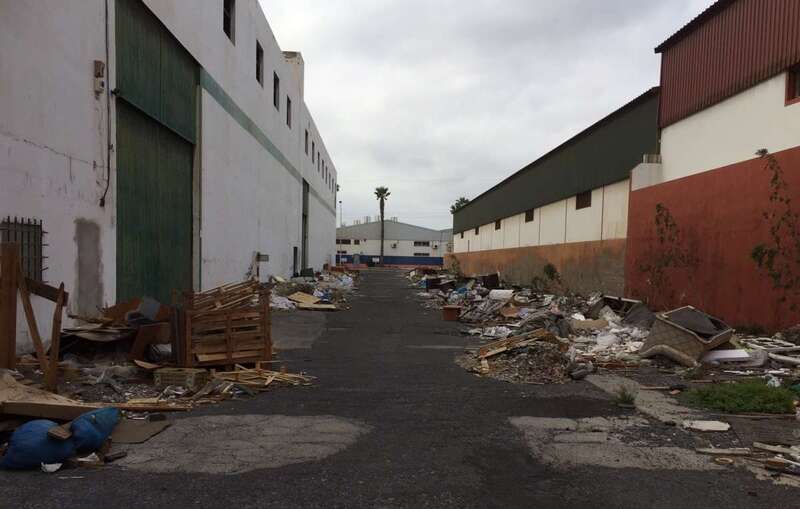 Basura y escombros en una de las calles del polígono (Foto TA)
