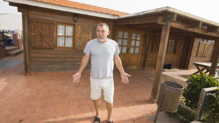 Rosendo Medina junto a la casa principal, que le obligan a derribar junto al resto de construcciones (Foto Borja Suárez/C7)