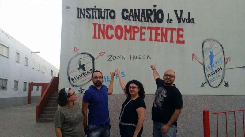 Miembros de Podemos Telde, junto a unas pintadas contra Visocan en El Caracol (Foto TA)