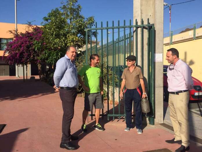 Los concejales Juan Martel y Eloy Santana recorrieron esta mañana el barrio (Foto TA)