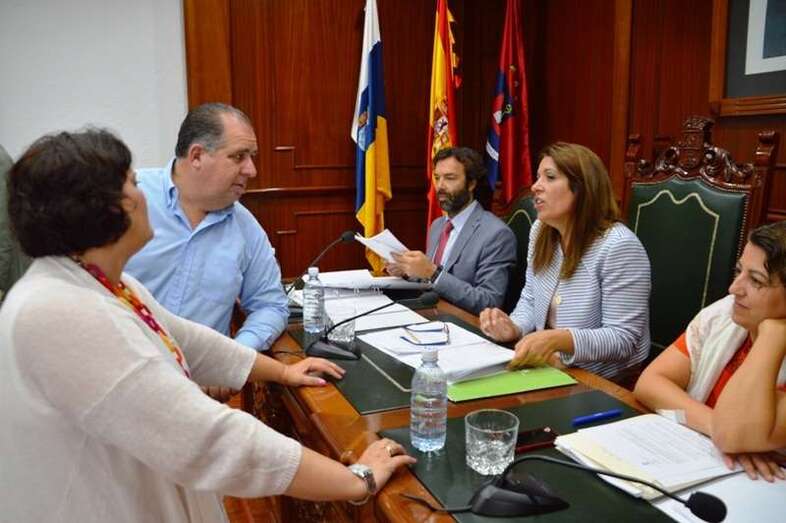 La alcaldesa Carmen Hernández, en una imagen de archivo conversando con Celeste López y Juan Martel (Foto TA)