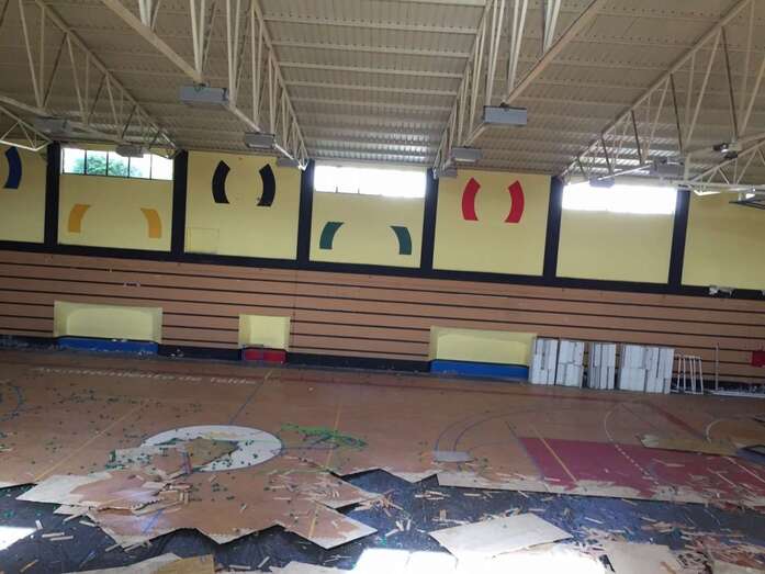 Estado en el que quedó la cancha del polideportivo Paco Artiles (Foto TA)